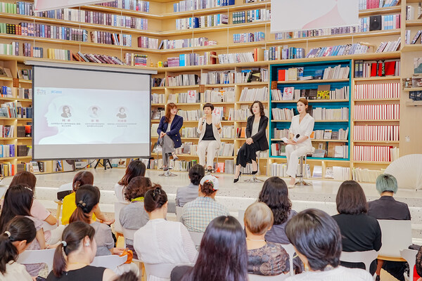 “2024女性健康影響力洞察報告”發布會暨女性身心健康沙龍圓桌互動現場，從左至右，北京師范大學心理學部副部長、教授、博士生導師韓卓，北京天壇普華醫院副院長、迦華國際診所總經理張敬，招商信諾人壽保險有限公司總經理助理兼首席財務官劉雯菁，主持人