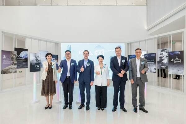 從左到右依次為：蘇州工業園區高貿區黨工委書記唐皓，蘇州工業園區黨工委委員、管委會副主任孫揚澄，蔡司集團執行董事會成員、蔡司工業質量與研究總裁兼首席執行官Jochen Peter博士，蘇州市副市長季晶，蔡司大中華區總裁兼首席執行官福斯特，蔡司大中華區首席運營官謝磊