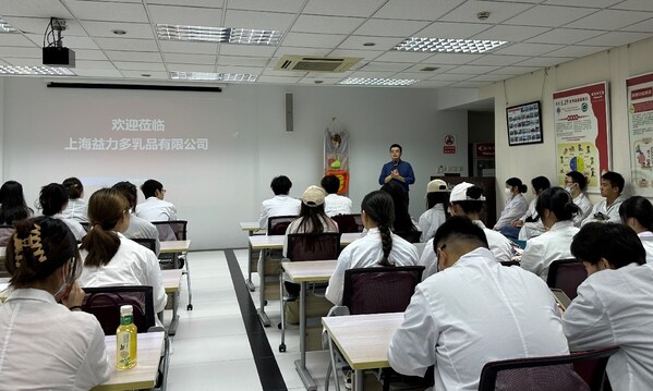 “腸樂會”帶領高校師生走進養樂多工廠