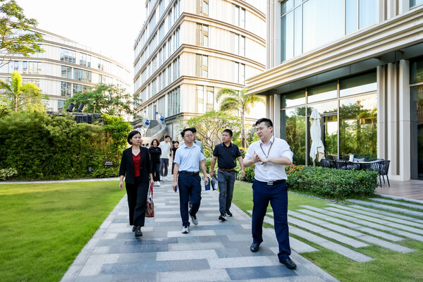 臻林園區客戶經理：杜安南帶領嘉賓參觀園區并講解