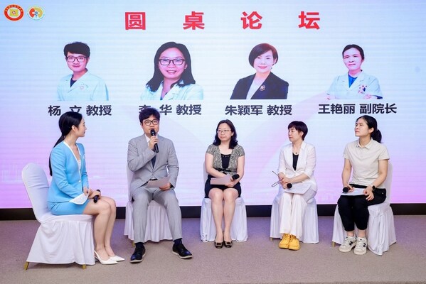 圓桌討論環節 (左二：鄭州大學第三附屬醫院婦科副主任、婦二病區主任楊立；左三：首都醫科大學附屬北京朝陽醫院婦產科主任李華；左四：天津市中心婦產科醫院普婦科主任朱穎軍；左五：陜西省大荔縣婦幼保健院副院長王艷麗）
