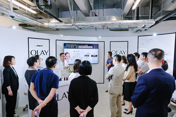 圖為OLAY研發人員講解新品淡紋黑管精華從根源淡化6大紋路