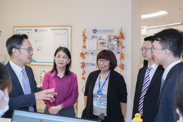 （左一）香港特別行政區政府醫務衛生局副秘書長李力綱（左一）、深圳市福田區衛生健康局副局長史蕾交流