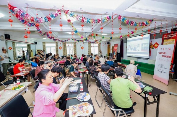 社區長者精心制作永生花團扇