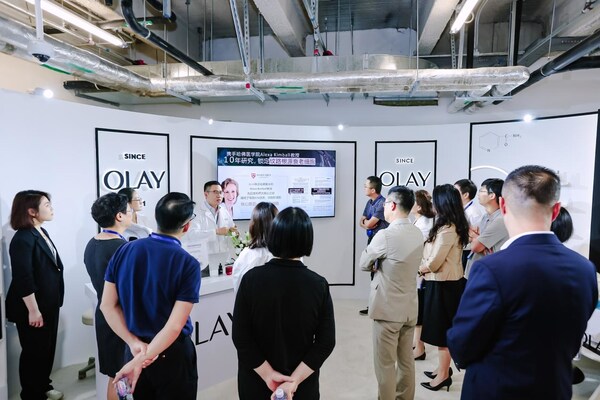 圖為 OLAY 研發人員講解新品淡紋黑管精華從根源淡化 6 大紋路
