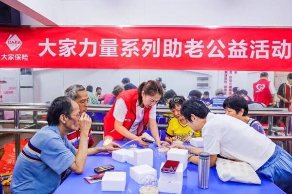 大家保險志愿者與長者們一同制作手工花