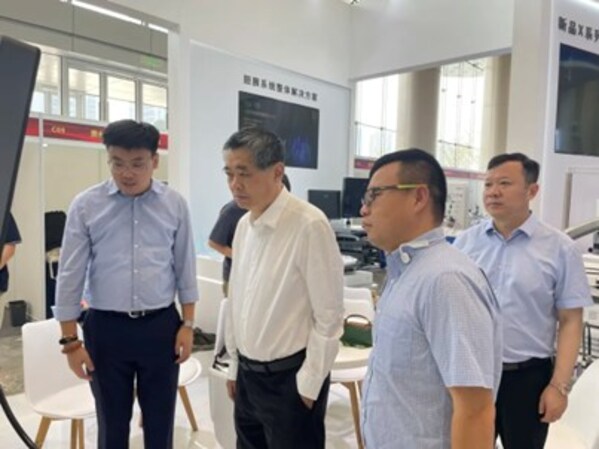 李兆申院士（左二）參觀開立醫療展臺