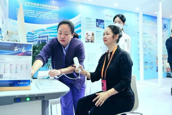 和睦家醫療京津區域與深圳總經理、北京和睦家醫院院長盤仲瑩現場展示中醫現代化設備