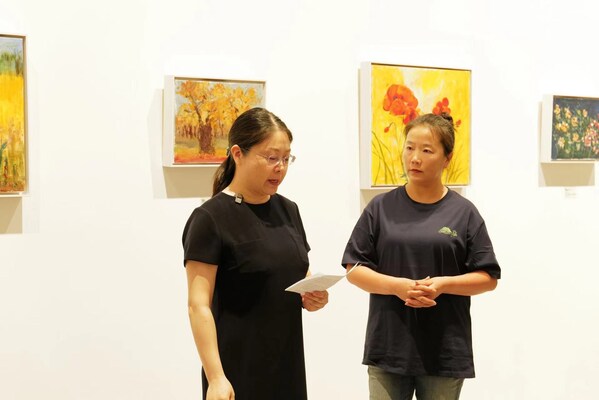 康語軒養老服務（北京）有限公司副總經理 鮑迪娜與噫吁唏藝術館名譽館長尹愛勤在開幕式現場