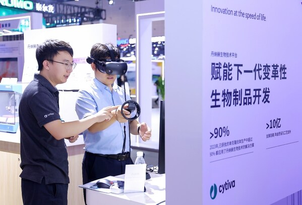 在加速生物醫藥可及主題展區，丹納赫帶來了旗下Cytiva思拓凡為生物制藥打造的GoSilico工藝開發方法，以及Vitual Reality (VR) Training解決方案，展現加速創新療法可及，變革健康未來的無限潛能。