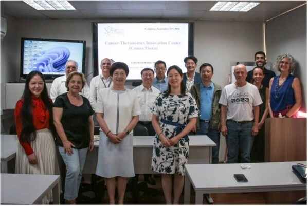 從左到右：前排為 Claudia Wu（Shamano集團）、Camen S. P. Lima（CancerThera）、金潔（浙江大學醫學院附屬第一醫院）和郝牧（中國醫學科學院血液病醫院）;中間一排為：邱錄貴（中國醫學科學院血液病醫院）、王偉（Shamano集團）、Francisco Pessine（化學研究所/Unicamp）;第三排為，Carmino A. de Souza （CancerThera）、Celso D. Ramos（CancerThera）、張永克（馴鹿生物）、Li Li Min（醫學科學學院/Unicamp）、Maria Carolina S. Mendes（CancerThera）、Bruno D. Benites（Hemocentro/Unicamp）和Elvira Correa（CancerThera） （圖片源自CEPID CancerThera官網）