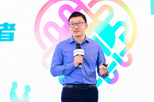 著名癌癥科普作家、拾玉兒童公益基金會秘書長李治中（筆名菠蘿）發言
