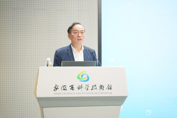 上海科普教育發展基金會副理事長袁正宏致辭