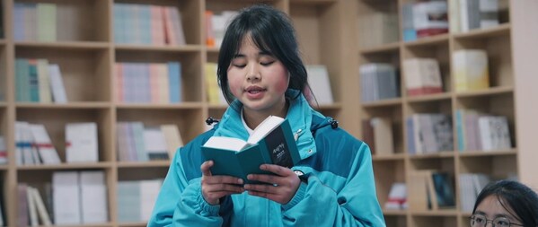 山區學子正在閱讀《生命的答案之書》