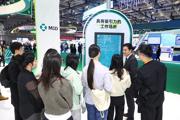 第七屆進博會默沙東人力資源雇主品牌互動專區，參觀者積極互動