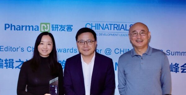 泰格醫(yī)藥創(chuàng)始人葉小平博士（右）為勃林格殷格翰高級副總裁、大中華區(qū)研發(fā)和醫(yī)學(xué)負(fù)責(zé)人張維博士（中）和勃林格殷格翰大中華區(qū)研發(fā)和醫(yī)學(xué)部戰(zhàn)略和項目管理總監(jiān)蔡萌博士（左）頒獎