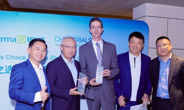 齊魯銳格醫(yī)藥聯(lián)合創(chuàng)始人、首席技術(shù)官鐘聞歌（左一）和聯(lián)合創(chuàng)始人、首席運營官鐘敏（左二）代表公司領(lǐng)獎，羅氏全球合作部亞洲區(qū)負(fù)責(zé)人Harm-Jan Borgeld博士（中）代表公司領(lǐng)獎