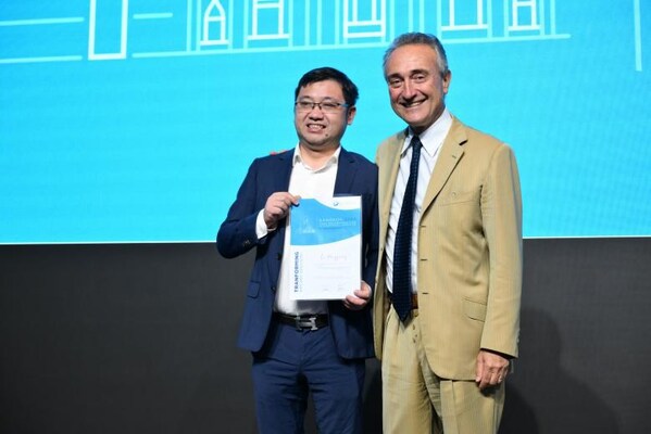 國際專家評審Luca Cordaro及Katja Nelson為黎洪強醫生頒發榮譽證書并合影
