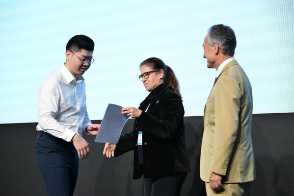 國際專家評審Luca Cordaro及Katja Nelson為梁光偉醫生頒發榮譽證書并合影