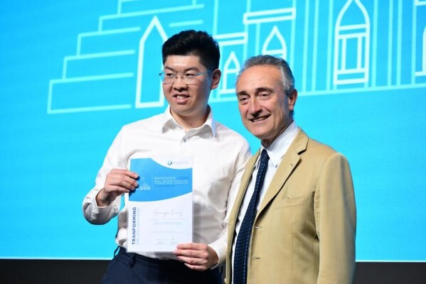 國際專家評審Luca Cordaro及Katja Nelson為梁光偉醫生頒發榮譽證書并合影