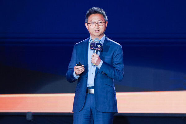 北京大學中國保險與社會保障研究中心專家委員會委員、教授朱俊生，在明亞保險經紀股份有限公司20周年盛典上發表主題演講。