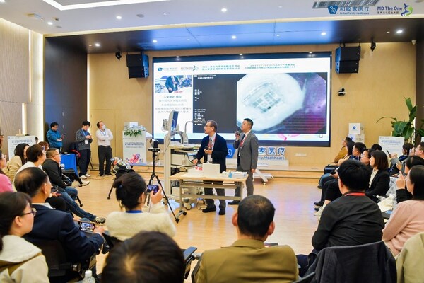 八尾建史教授對每位操作者進行逐一指導(dǎo)
