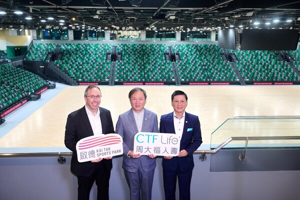啟德體育園項目總監莊澤基（左）、周大福人壽行政總裁葉文杰（中）及副行政總裁暨首席財務官徐志堅（右），共同見證周大福人壽成為啟德體育園獨家創始保險合作伙伴，并聯手為啟德體藝館競技場引入國際體育及娛樂盛事。