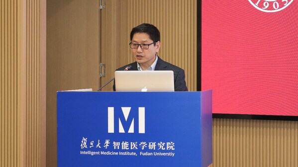 復旦大學智能醫學研究院常務副院長劉雷致辭