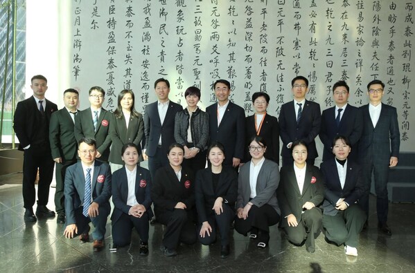 與會領導、評委與參賽選手合影留念